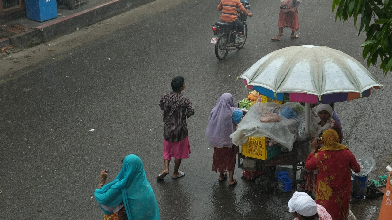UP Weather Alert: Thunderstorms and Heavy Rainfall Expected with Gusty Winds Across Uttar Pradesh